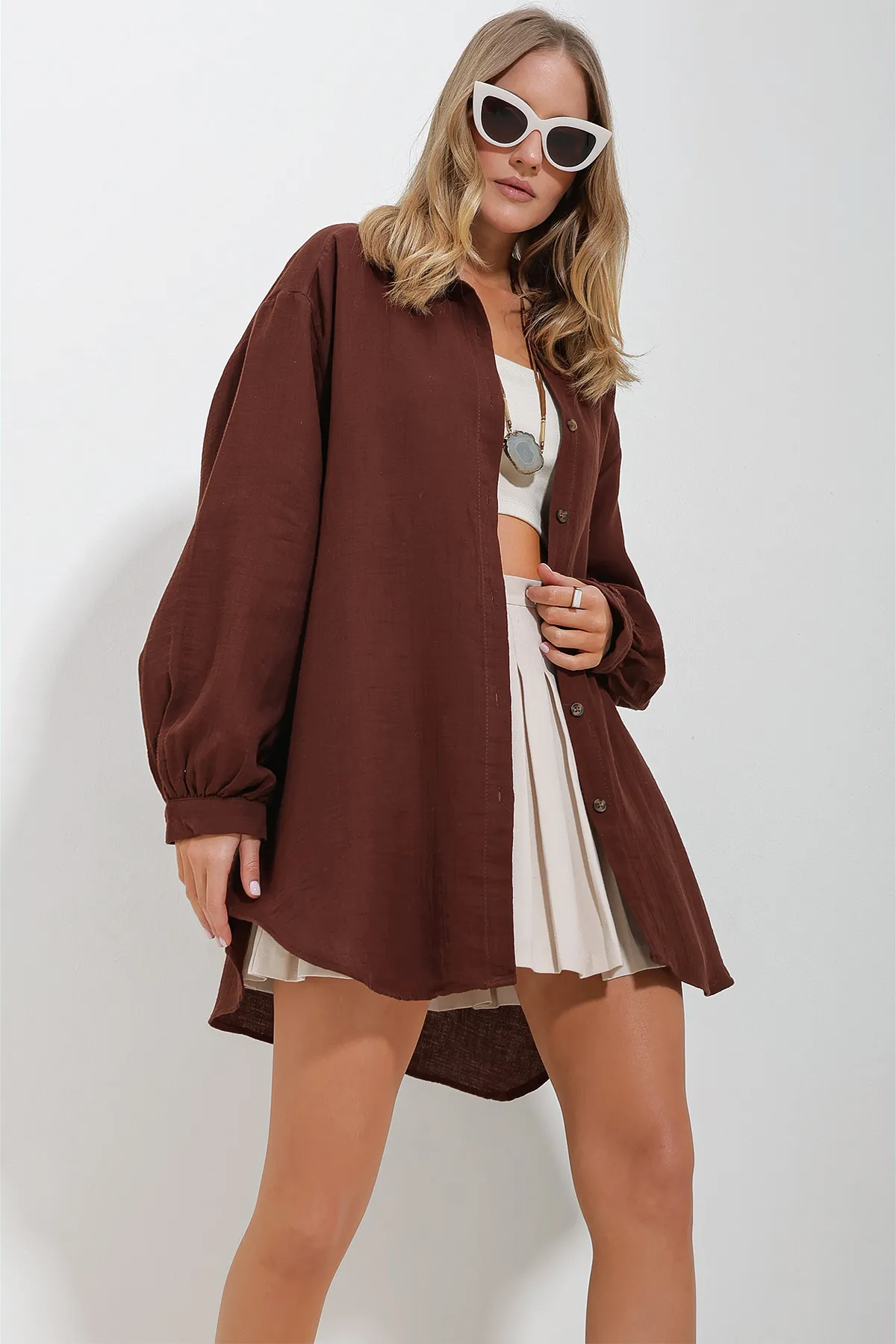 Trend Alaçatı Stili  Braunes Oversize-Musselin-Shirt mit Ballonärmeln für Damen ALC-X11621