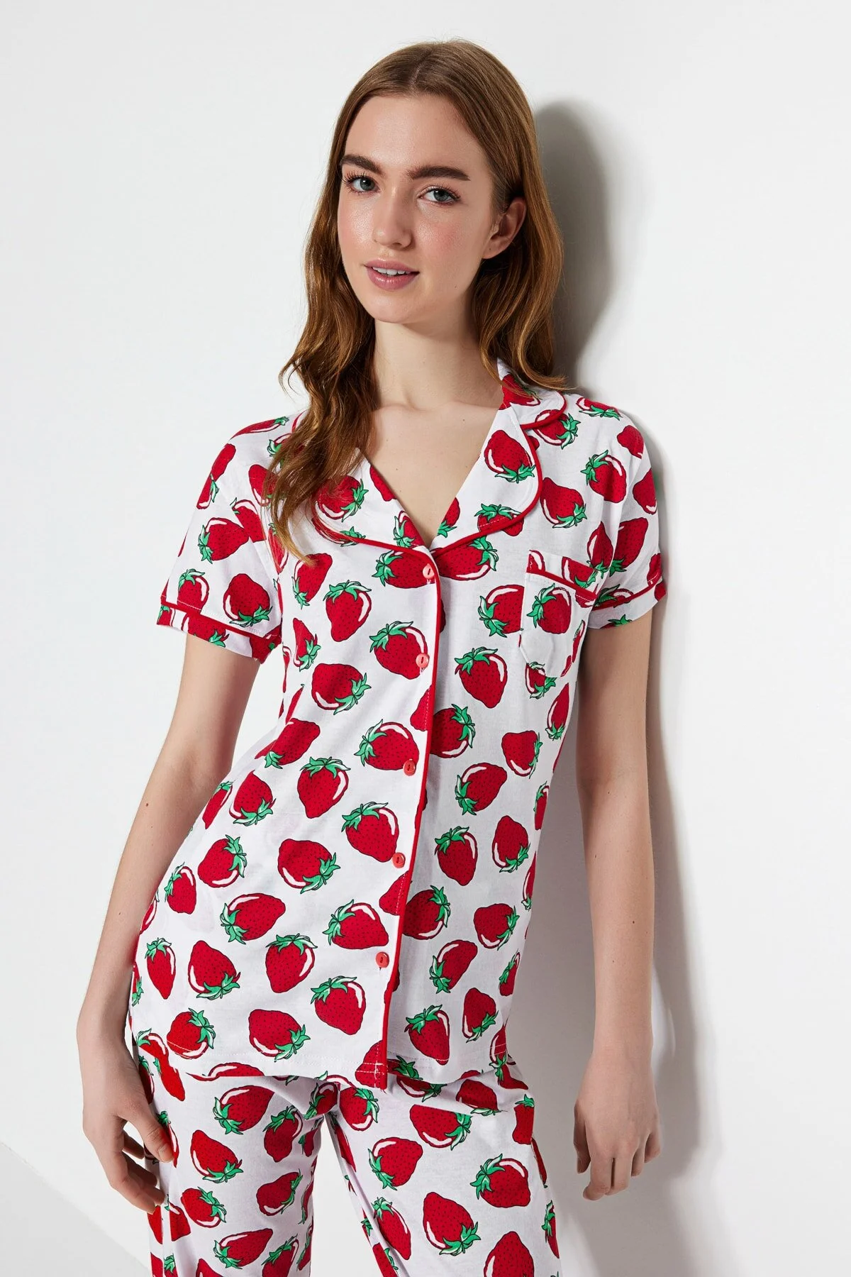 Trendyol Collection  Weißes Pyjama-Set aus Strick mit Erdbeermuster und Paspelierung THMSS21PT0784