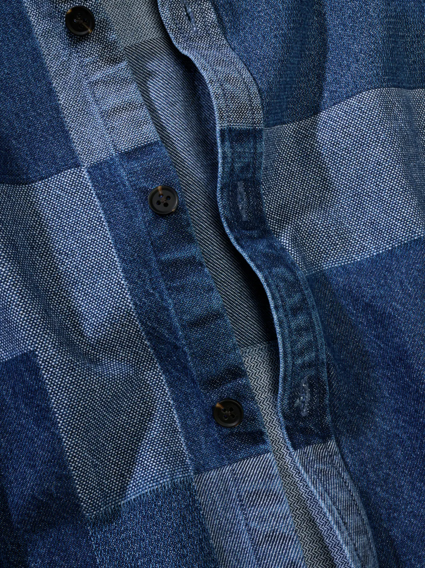 Lebendiges Jeanshemd