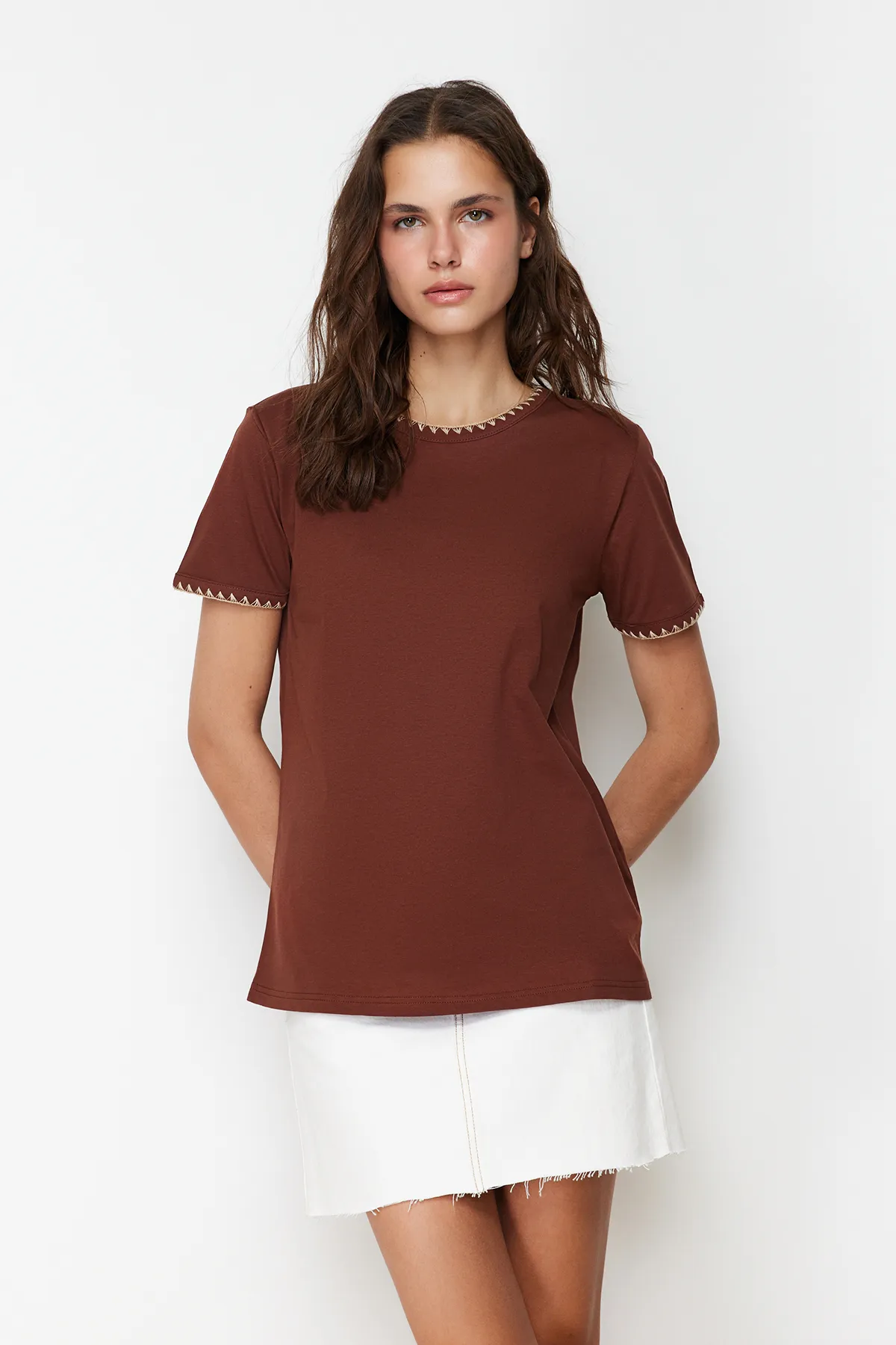 Trendyol Collection  Braunes Basic-Strick-T-Shirt mit Rundhalsausschnitt, 100 % Baumwolle, Kontrastnähte, detailliertes TWOSS19AD0085
