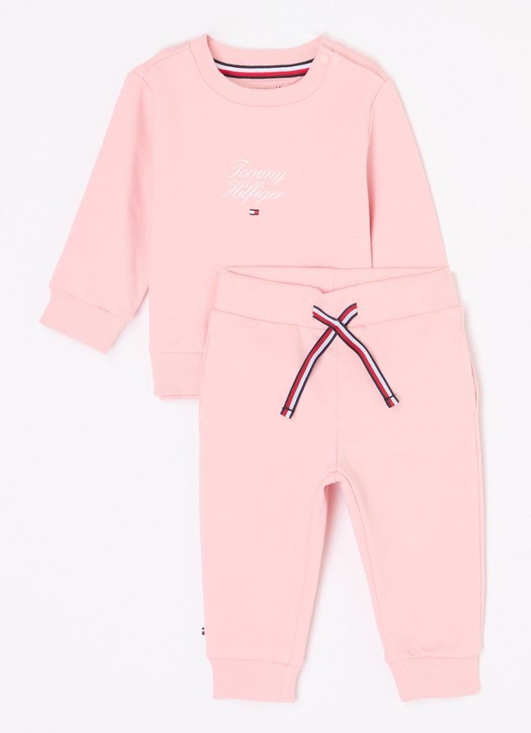 Setul esențial din două piese de la Tommy Hilfiger, format dintr-un pulover și pantaloni de trening.