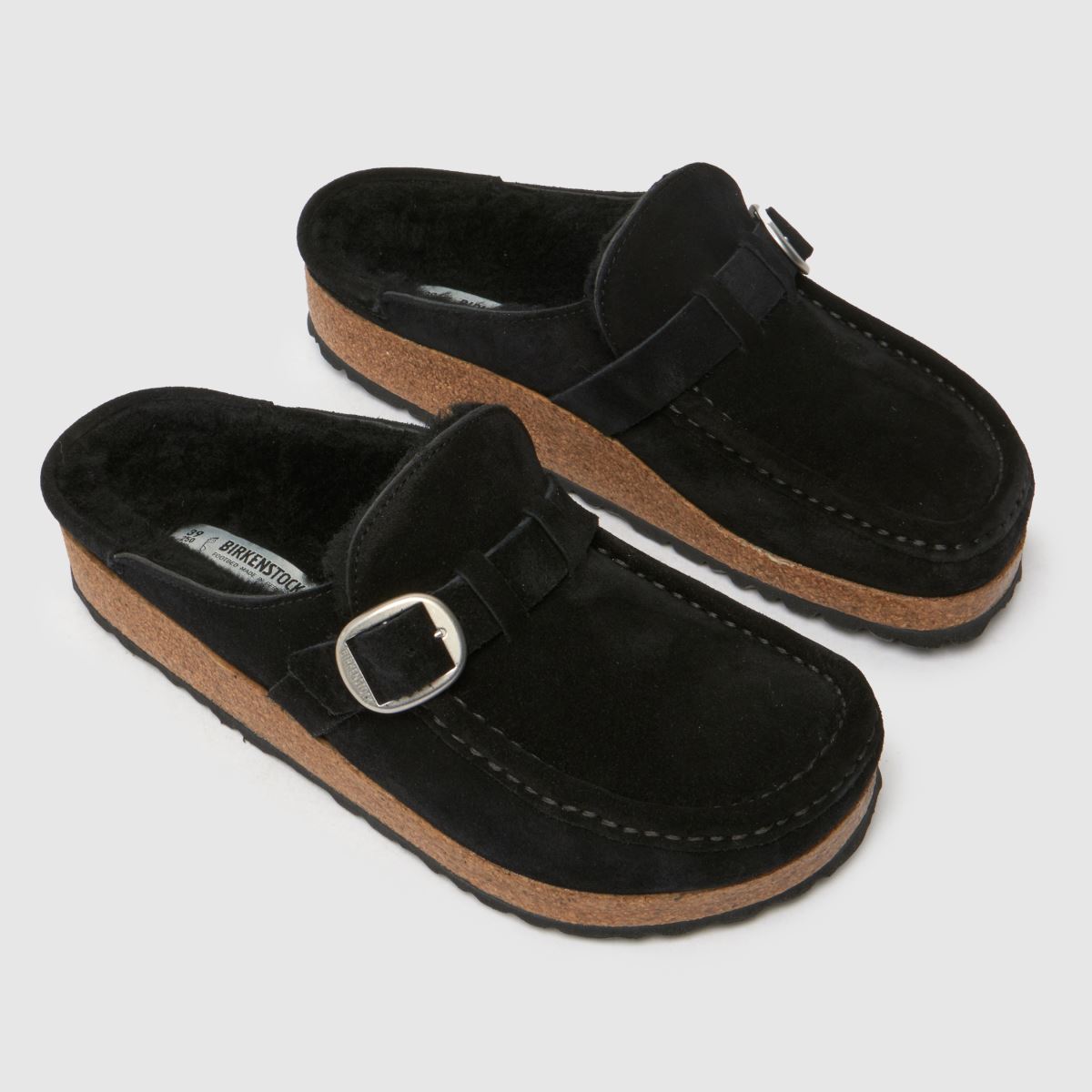 BIRKENSTOCK csatos báránybőr klumpa szandál fekete színben