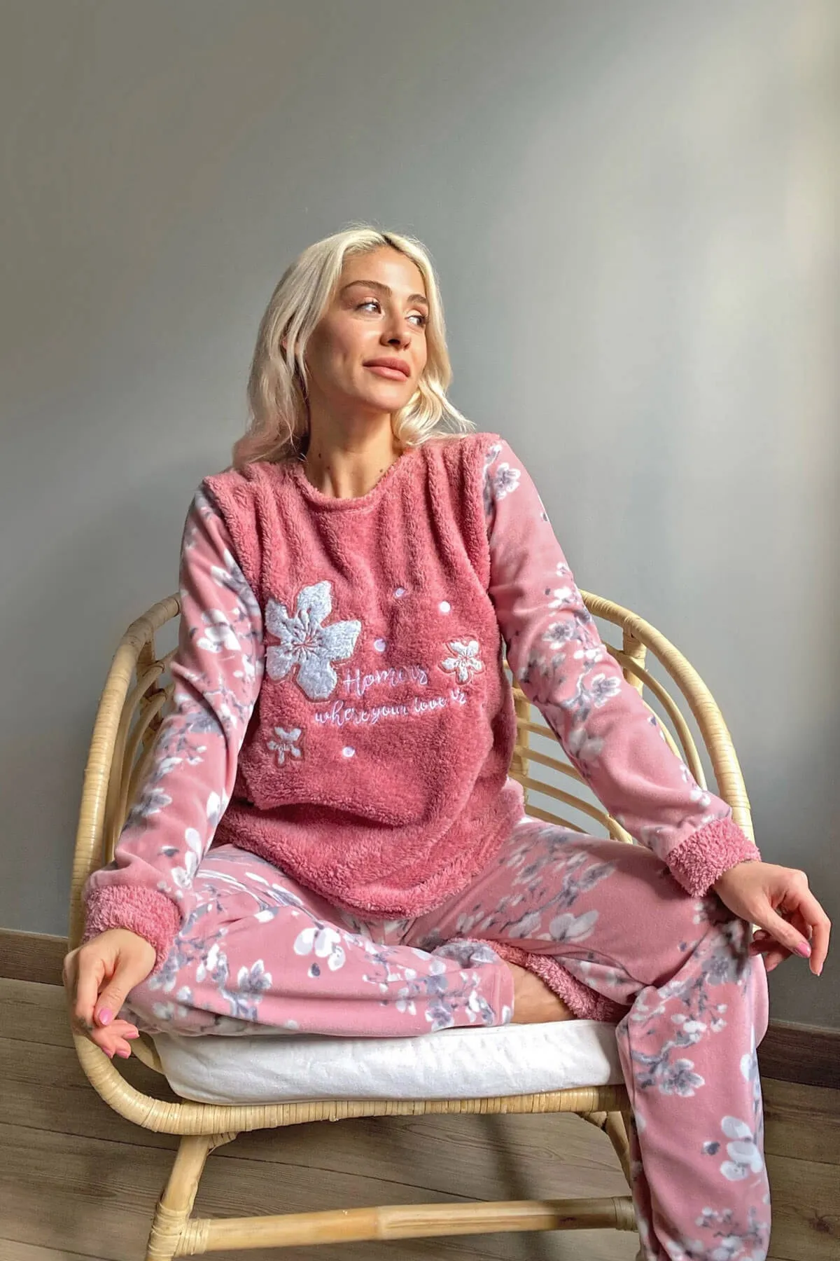 Pijamaevi  Plüsch-Pyjama-Set für Damen mit rosa Blattmuster