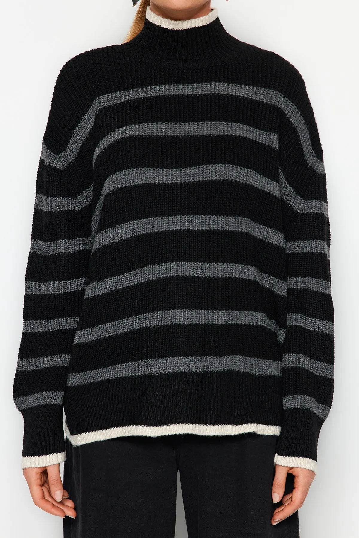 Trendyol Collection  Schwarzer, gestreifter Strickpullover mit weiter Passform TWOAW23KZ01446