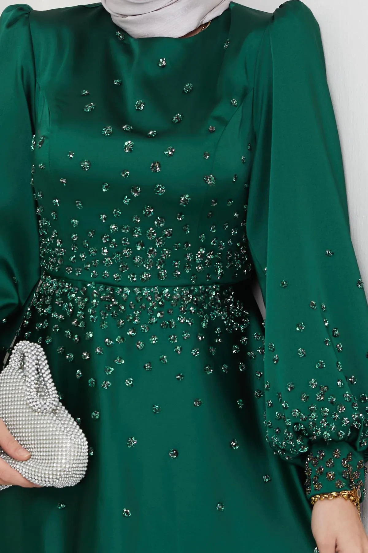 Olcay  Abendkleid aus Satin mit Steindetail vorne und an den Ärmeln GRÜN 1658