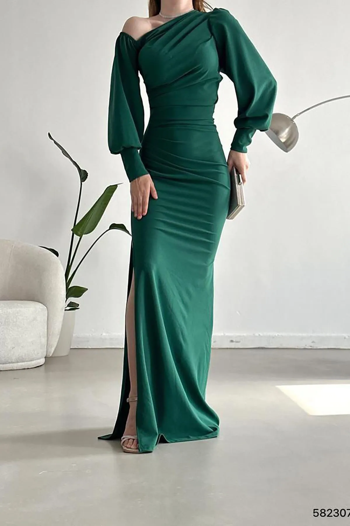 Deafox  Grünes Maxikleid mit langen Ärmeln und einer Schulter, offenem Detail, importiertem Kreppstoff