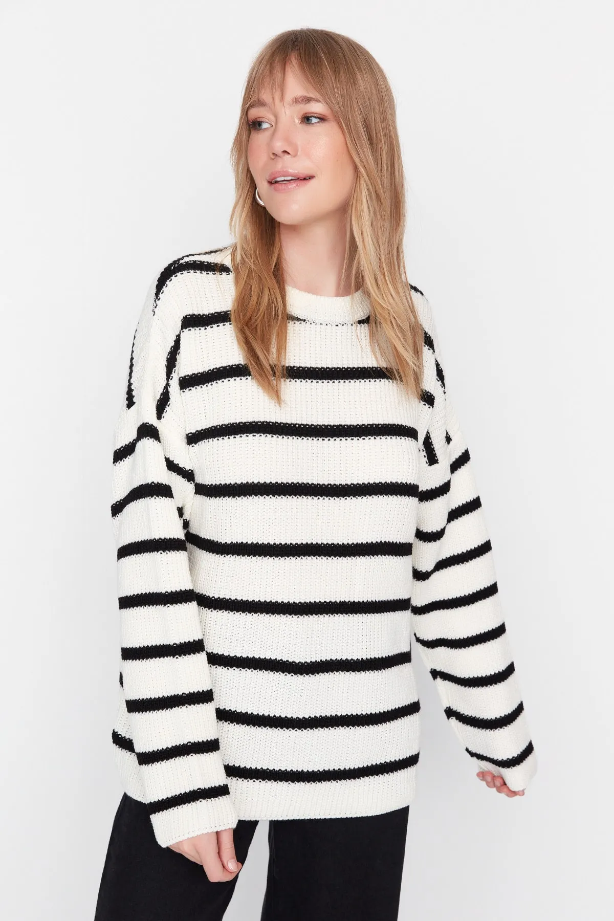 Trendyol Collection  Ecrufarbener Strickpullover mit weiter Passform TWOAW23KZ00720