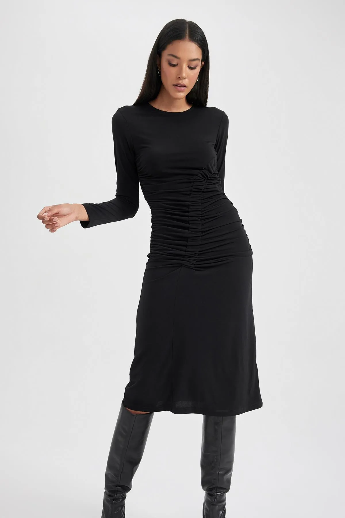 DeFacto  Figurbetontes Midi-Langarmkleid mit Rundhalsausschnitt B1819ax23au