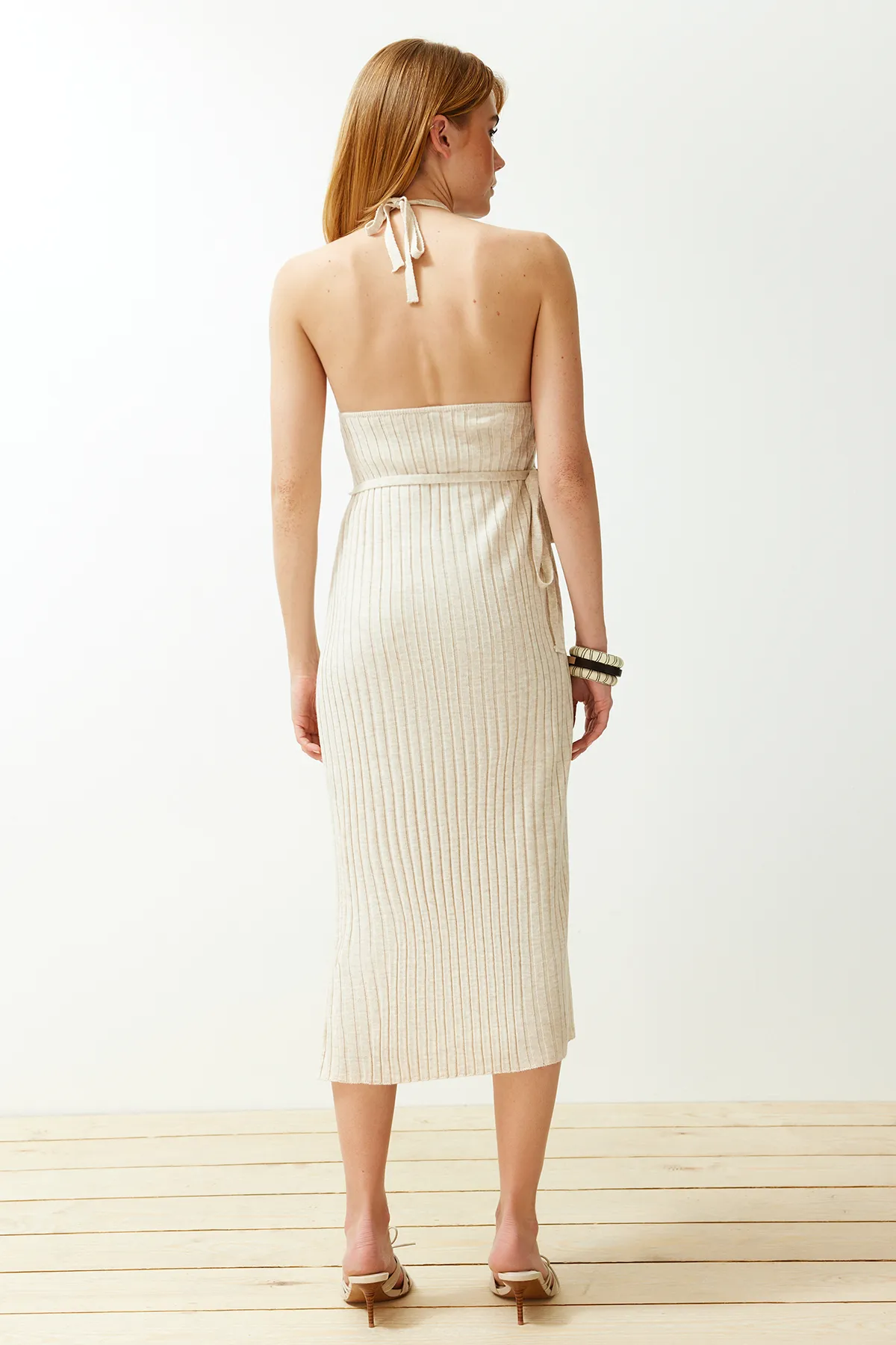 Trendyol Collection  Steinfarbenes Maxi-Strickkleid mit Bindedetail TWOSS24EL00248