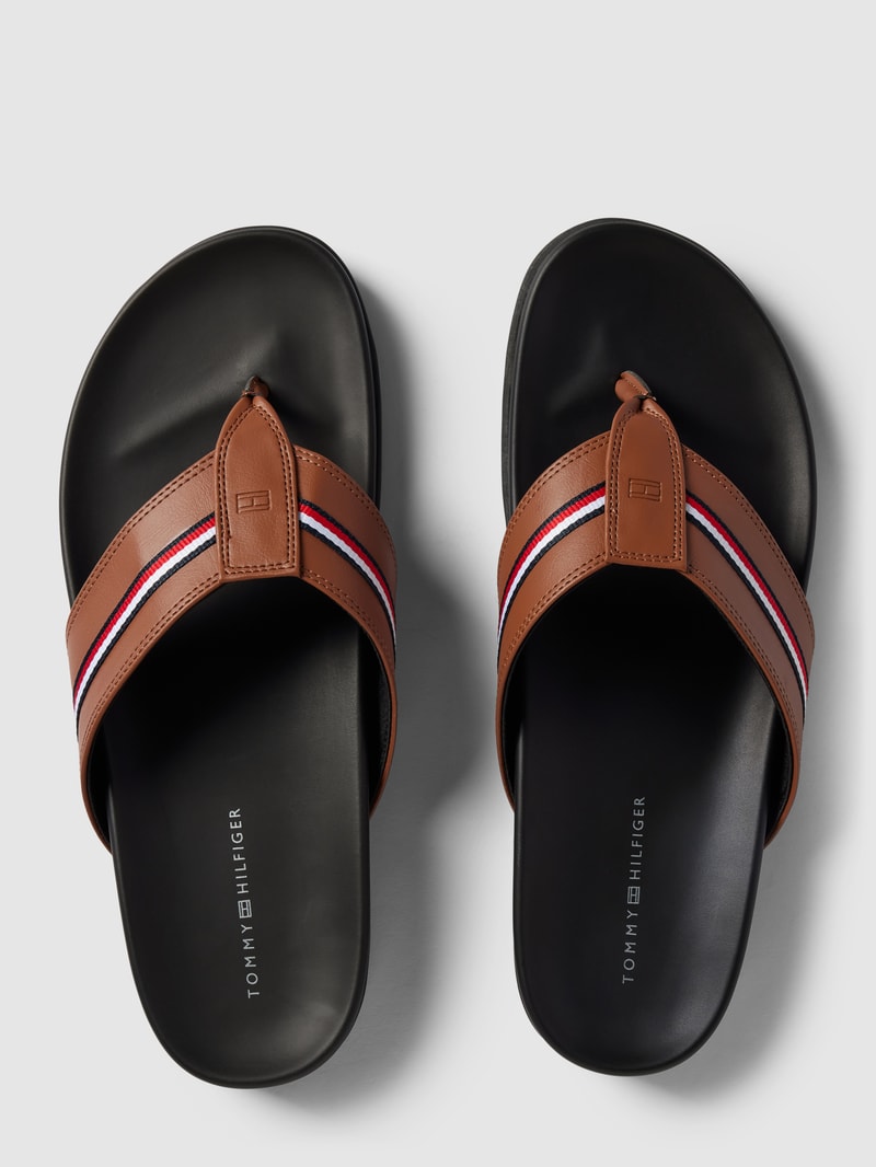Zehentrenner mit Label-Details in cognac