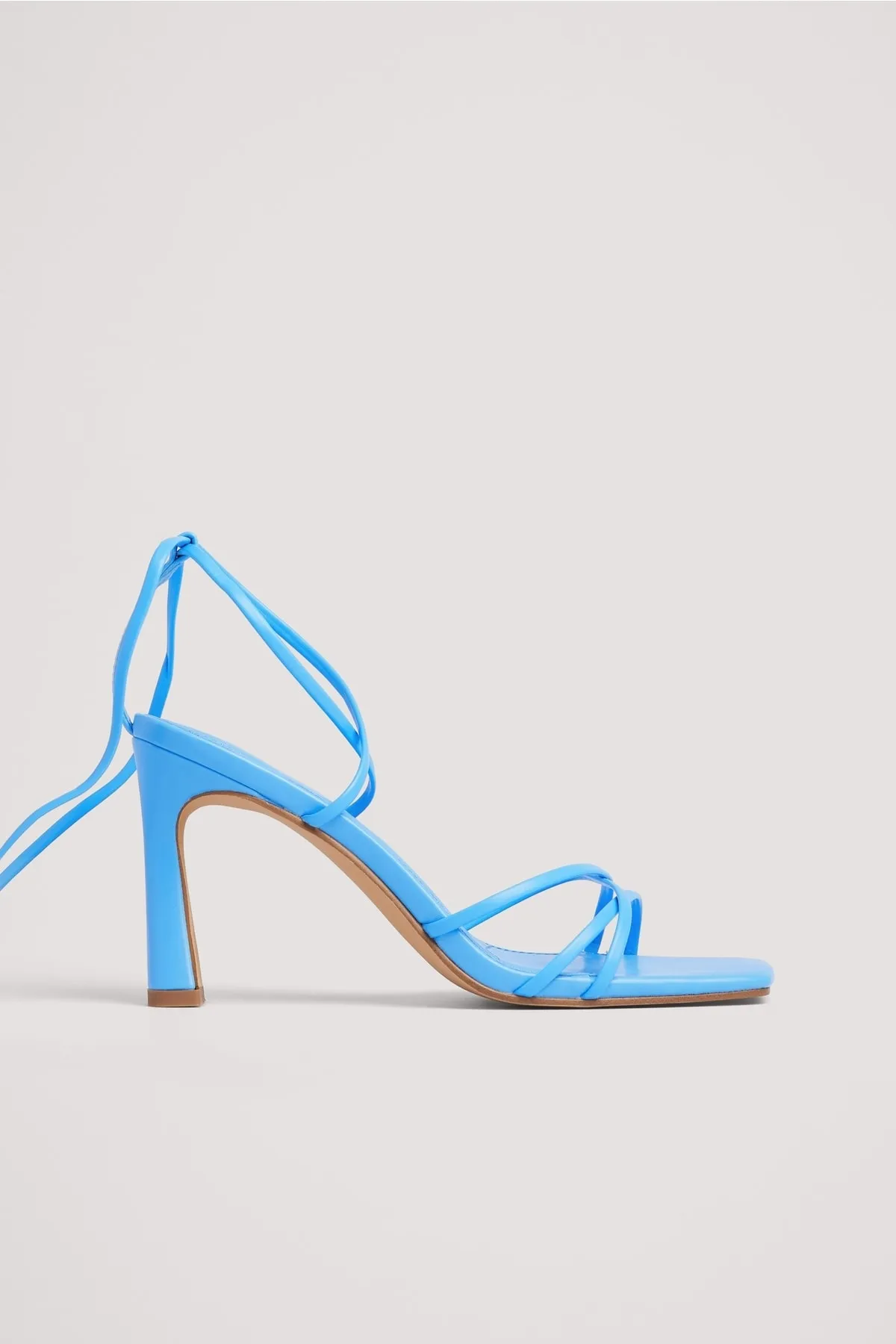 NA-KD  Riemchen-Pumps mit quadratischer Spitze