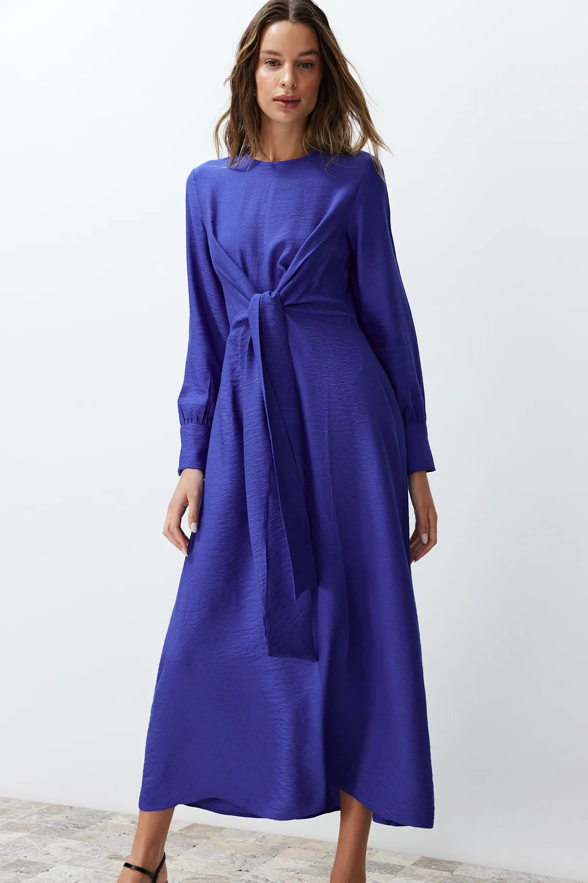 Trendyol Modest  Saks-Webkleid mit Bindedetail an der Taille TCTSS23EB00221