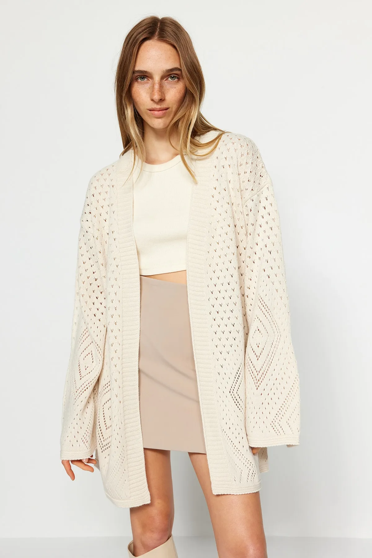 Trendyol Collection  Steinfarbene Oversize-Midi-Strickjacke mit Lochmuster TWOAW24HI00331