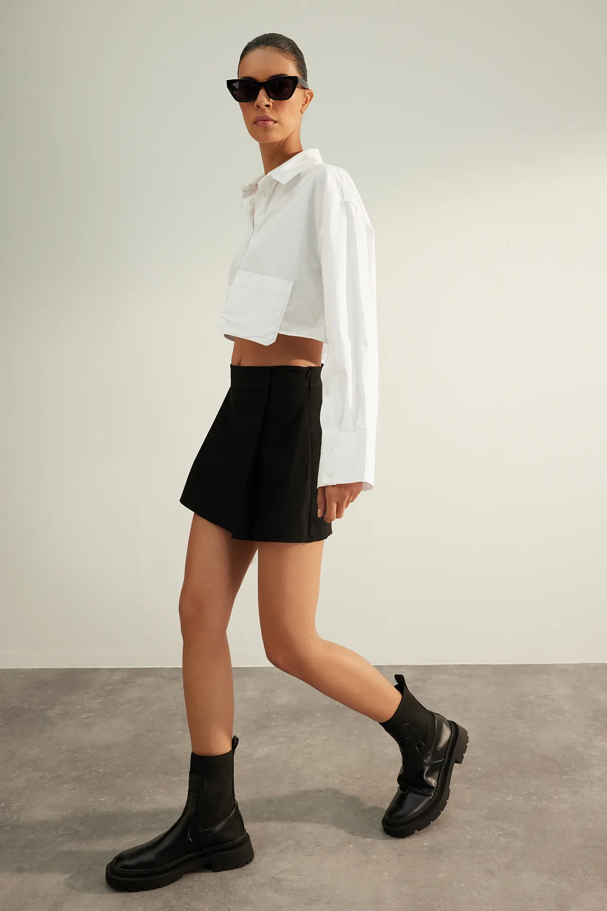 Trendyol Collection  Schwarzer, hochwertiger, plissierter, gewebter Shorts-Rock TWOAW24SR00034