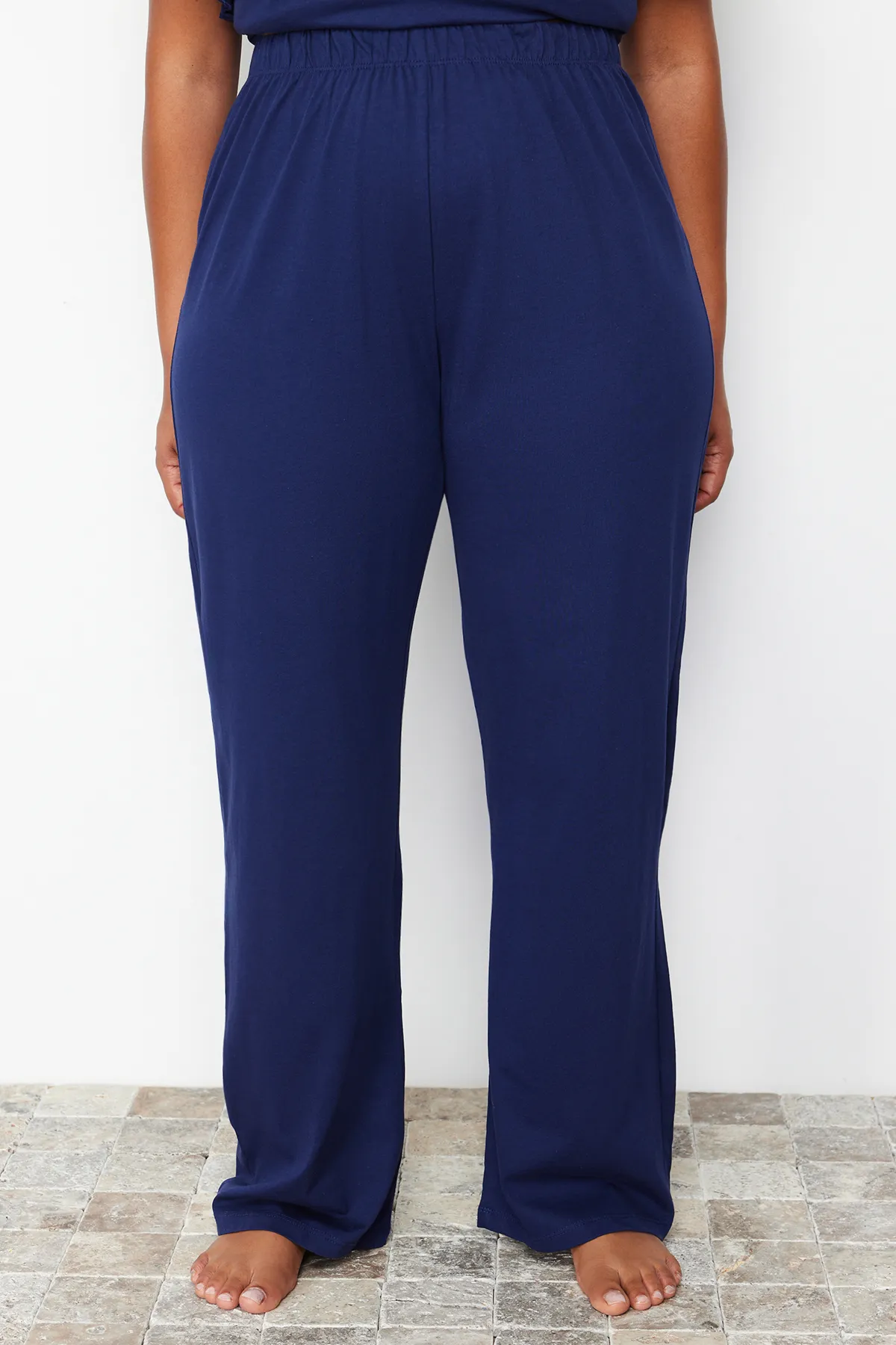 Trendyol Curve  Marineblaues Pyjama-Set aus Strick mit besticktem Volant TBBSS22PT0565