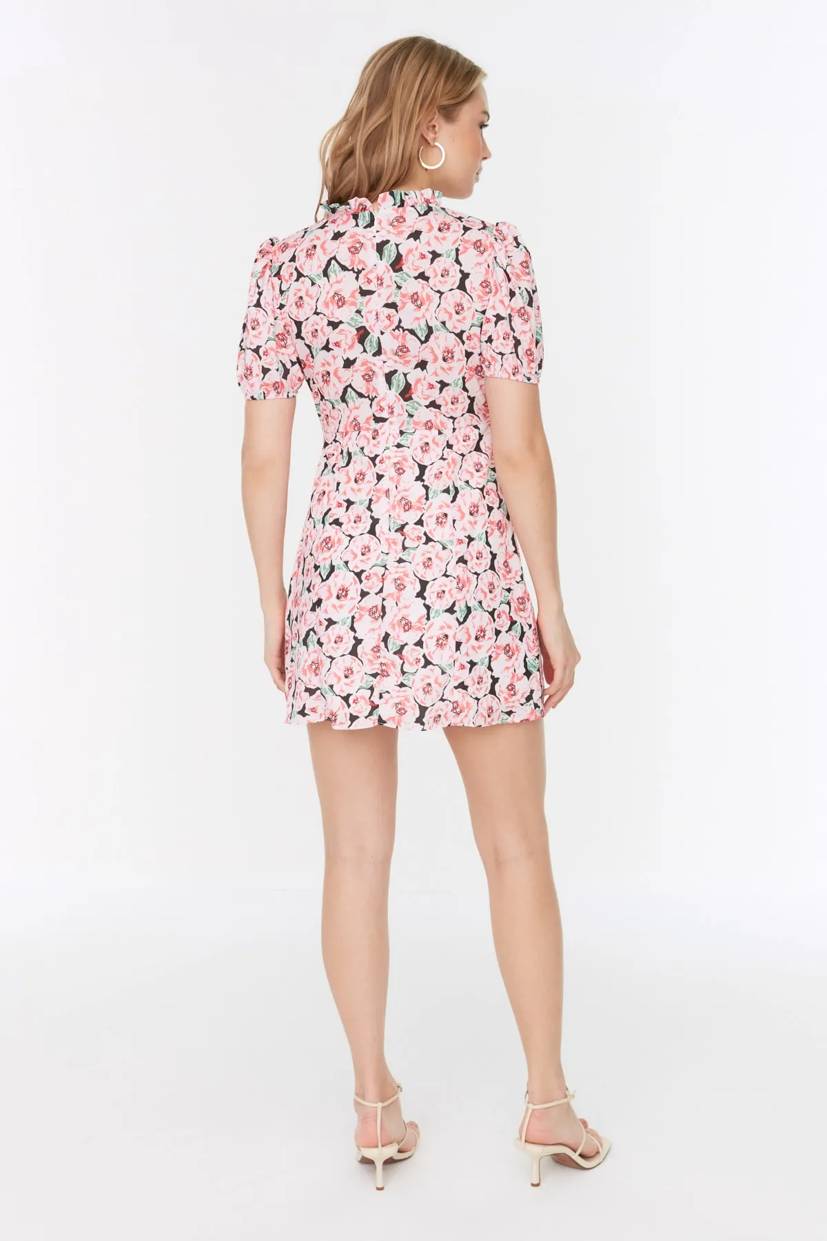 Trendyol Collection  Mehrfarbiges A-Linien-Super-Mini-Kleid aus Webstoff, gefüttert, Stehkragen, Blumendruck TWOSS21EL2880