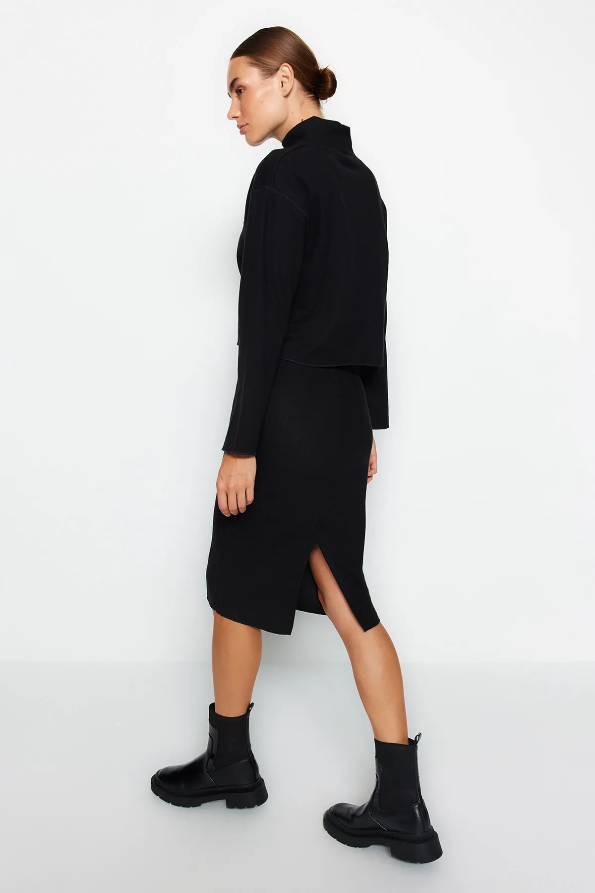 Trendyol Collection  Schwarzer Strick-Midirock im Thessaloniki-Stil mit normaler Taille und Strickoptik TWOAW24ET00030