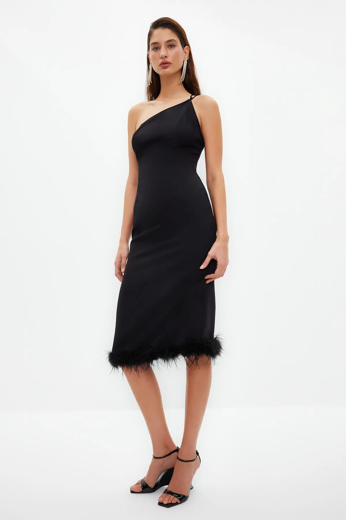 Trendyol Collection  Schwarzes, figurbetontes, elegantes Abendkleid mit gewebten Otriches TPRSS23EL00254