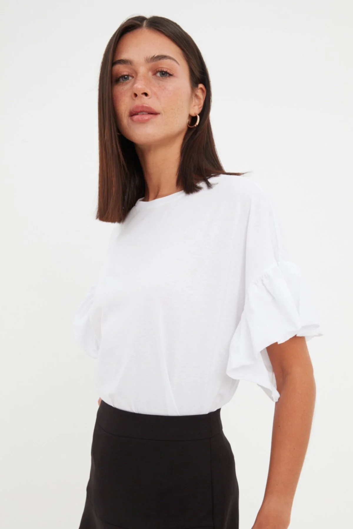 Trendyol Collection  Weißes Basic-Strick-T-Shirt mit Rundhalsausschnitt aus 100 % Baumwolle mit Rüschen und Details TWOSS22TS2429