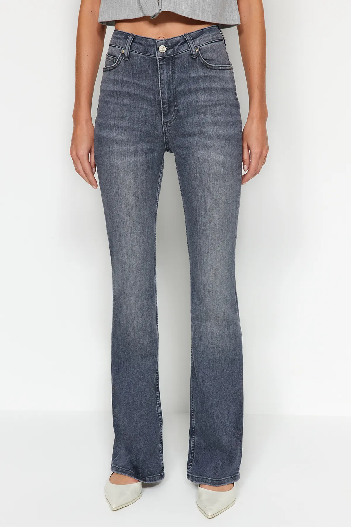 Trendyol Collection  Graue Schlagjeans mit hoher Taille TWOAW24JE00143