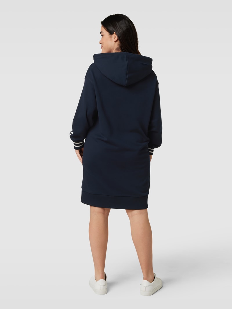 PLUS SIZE Sweatkleid mit Label-Print in marineblau