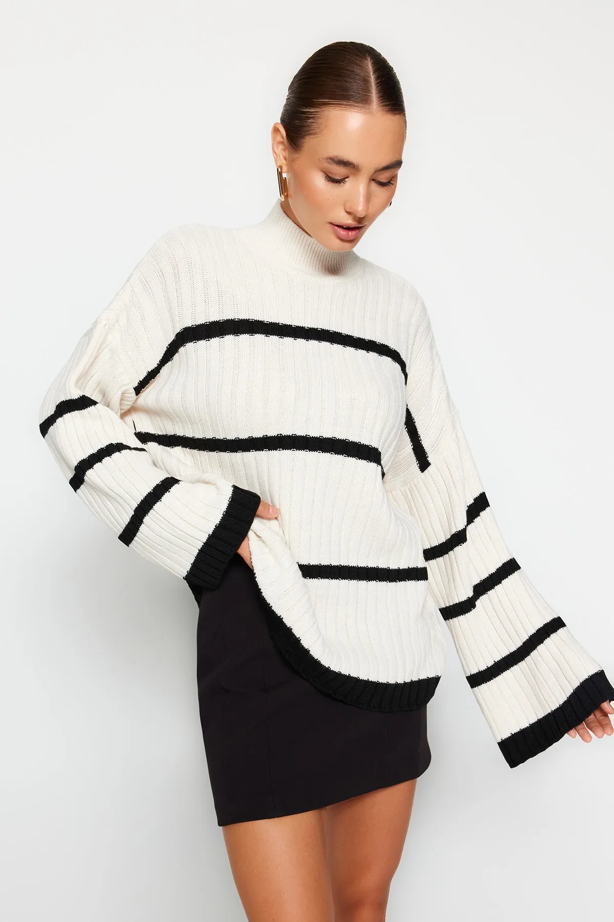 Trendyol Collection  Ecrufarbener Strickpullover mit weiter Passform TWOAW24KZ00557