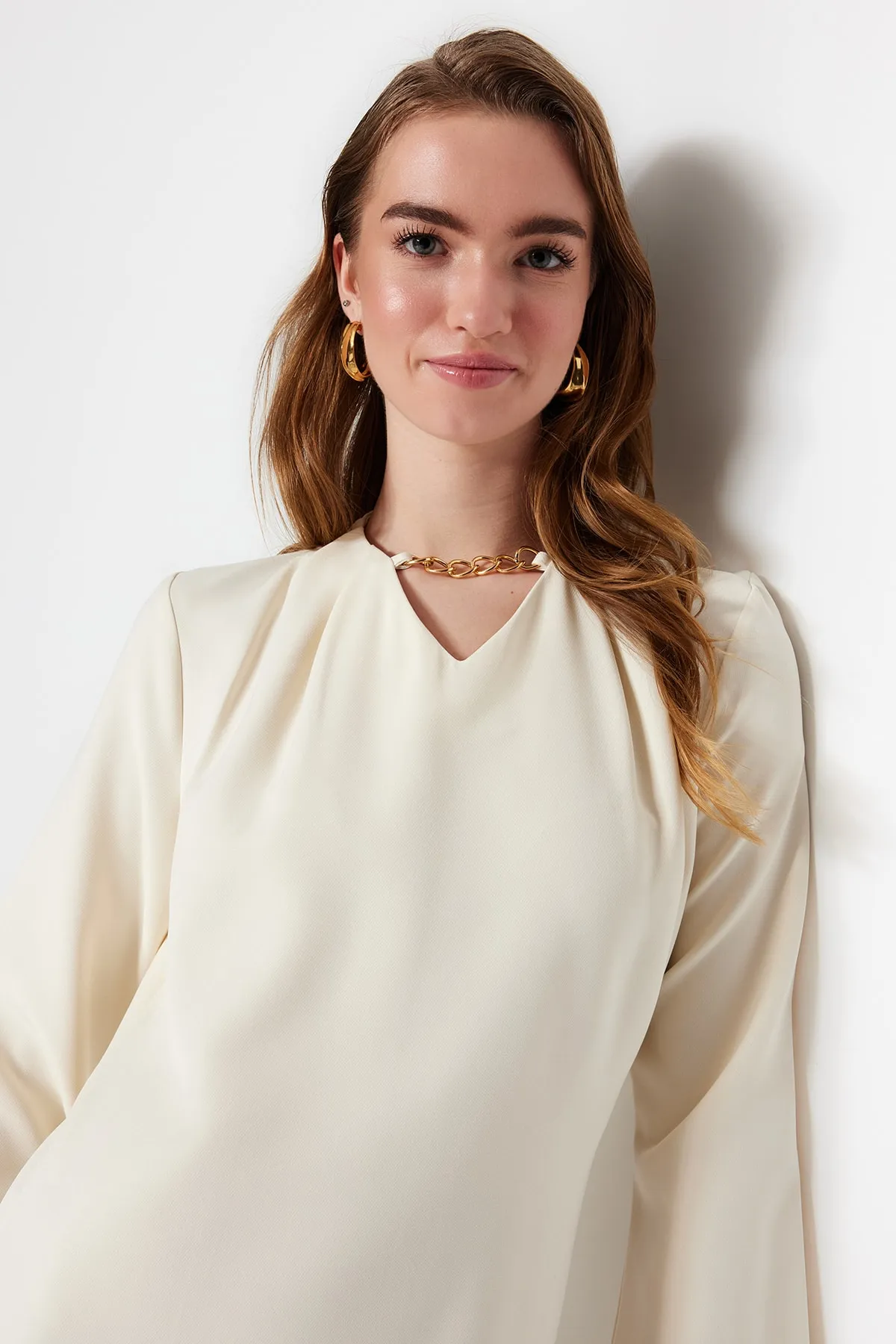 Trendyol Modest  Ecru Nu A-Linien-Abendkleid aus Crêpe mit Halsketten-Accessoires TCTSS23DB00023