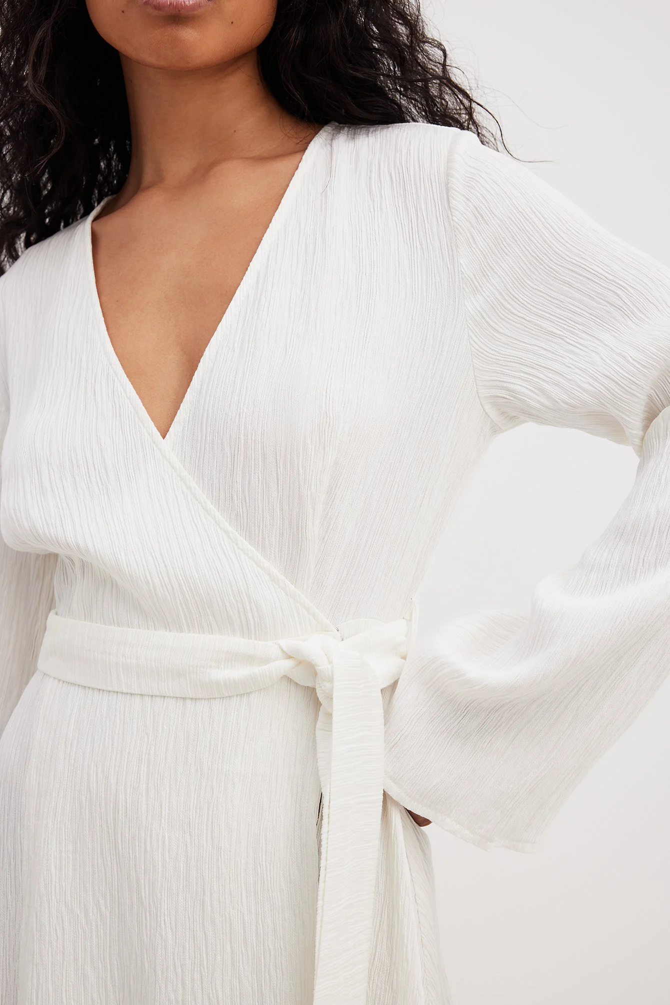 Strukturiertes Kleid mit verlängertem Rücken und gebundener Taille
