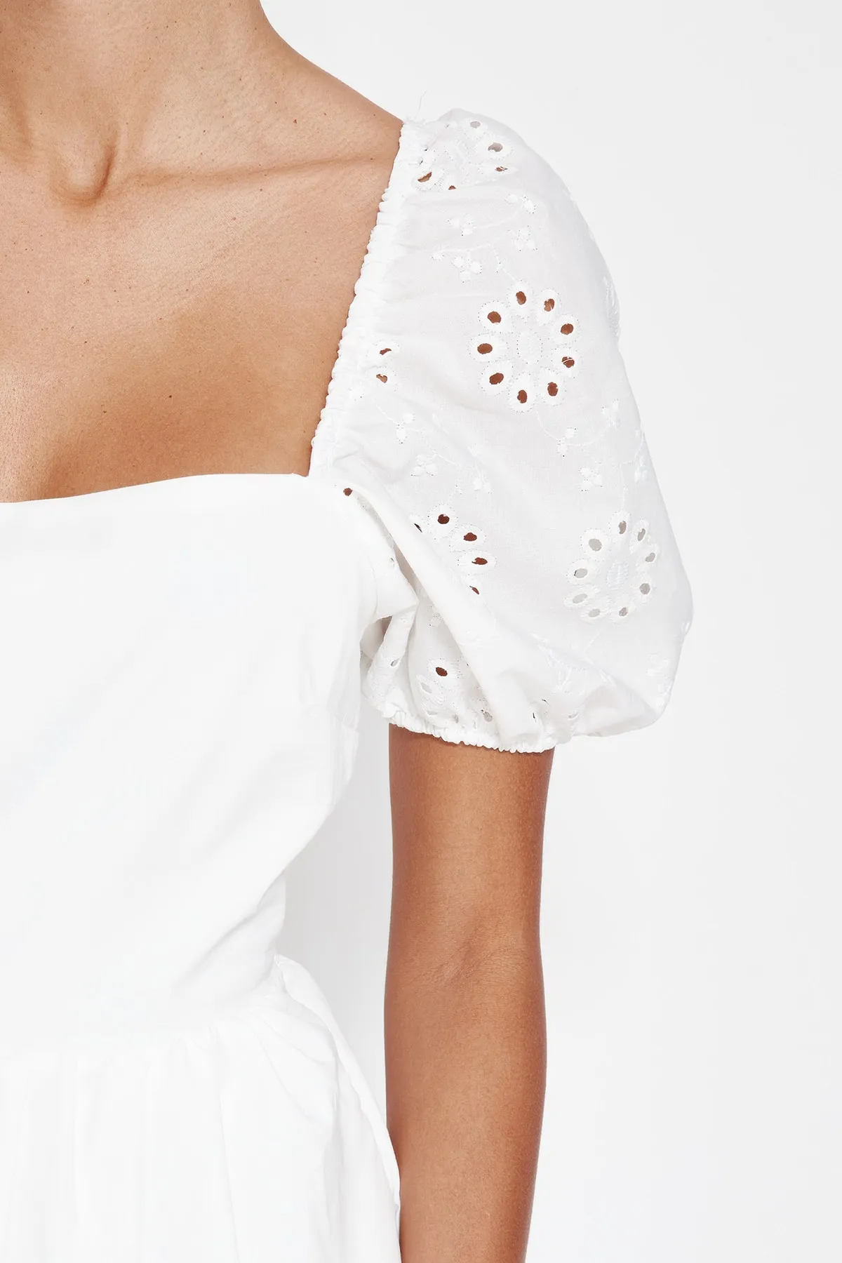Trendyol Collection  Weißes Kleid mit Taillenöffnung/Skater-Mini, gewebte Baumwolle, gefütterte Rückseite, detaillierte Stickerei