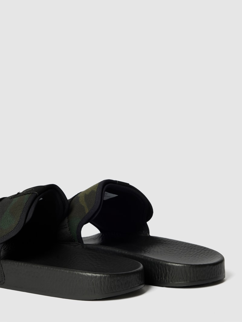 Slides mit Camouflage-Muster in schwarz