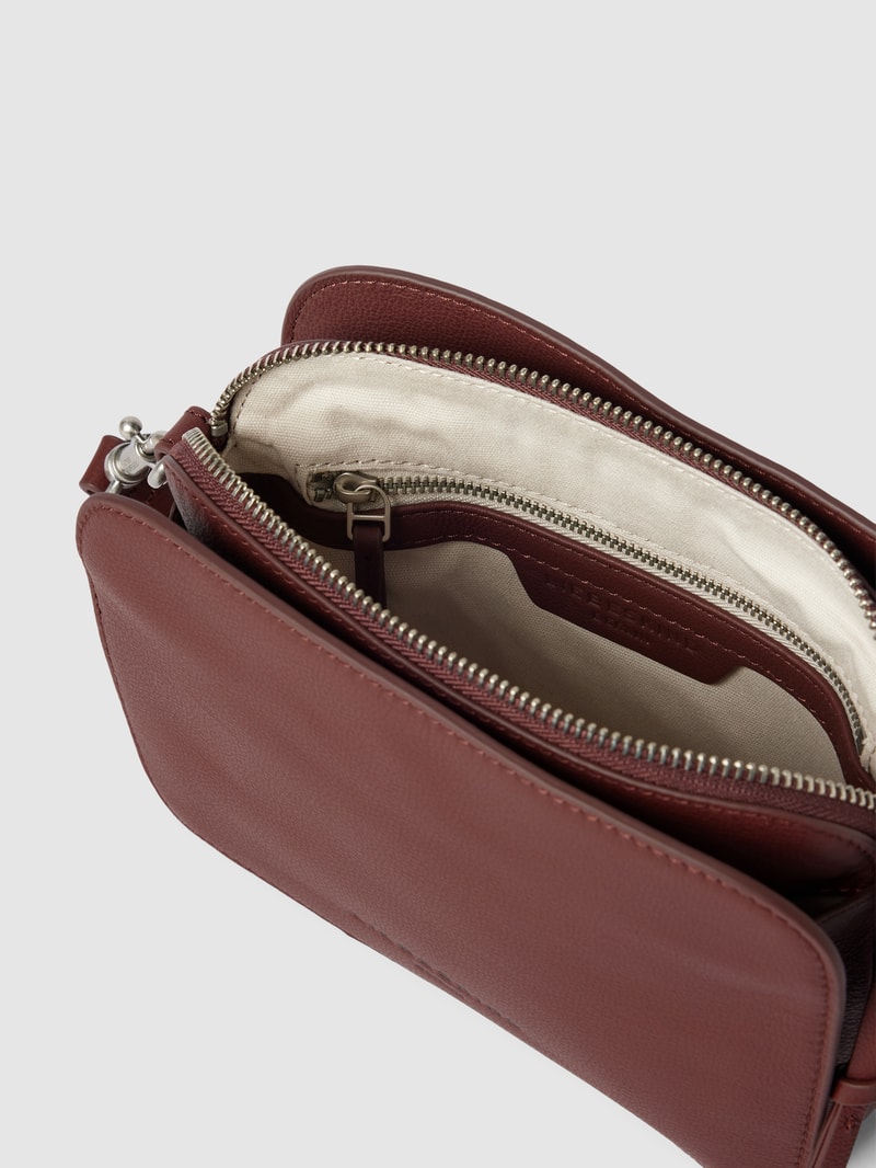 Handtasche aus Leder mit Label-Schriftzug in dunkelbraun