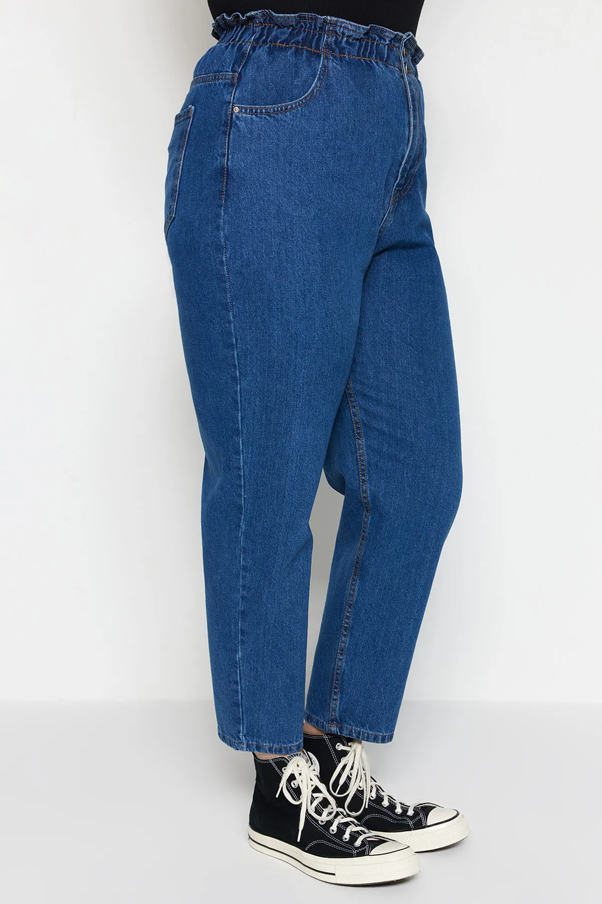 Trendyol Curve  Blaue Mom-Jeans mit hoher Taille und elastischem Bund TBBAW23JE00002