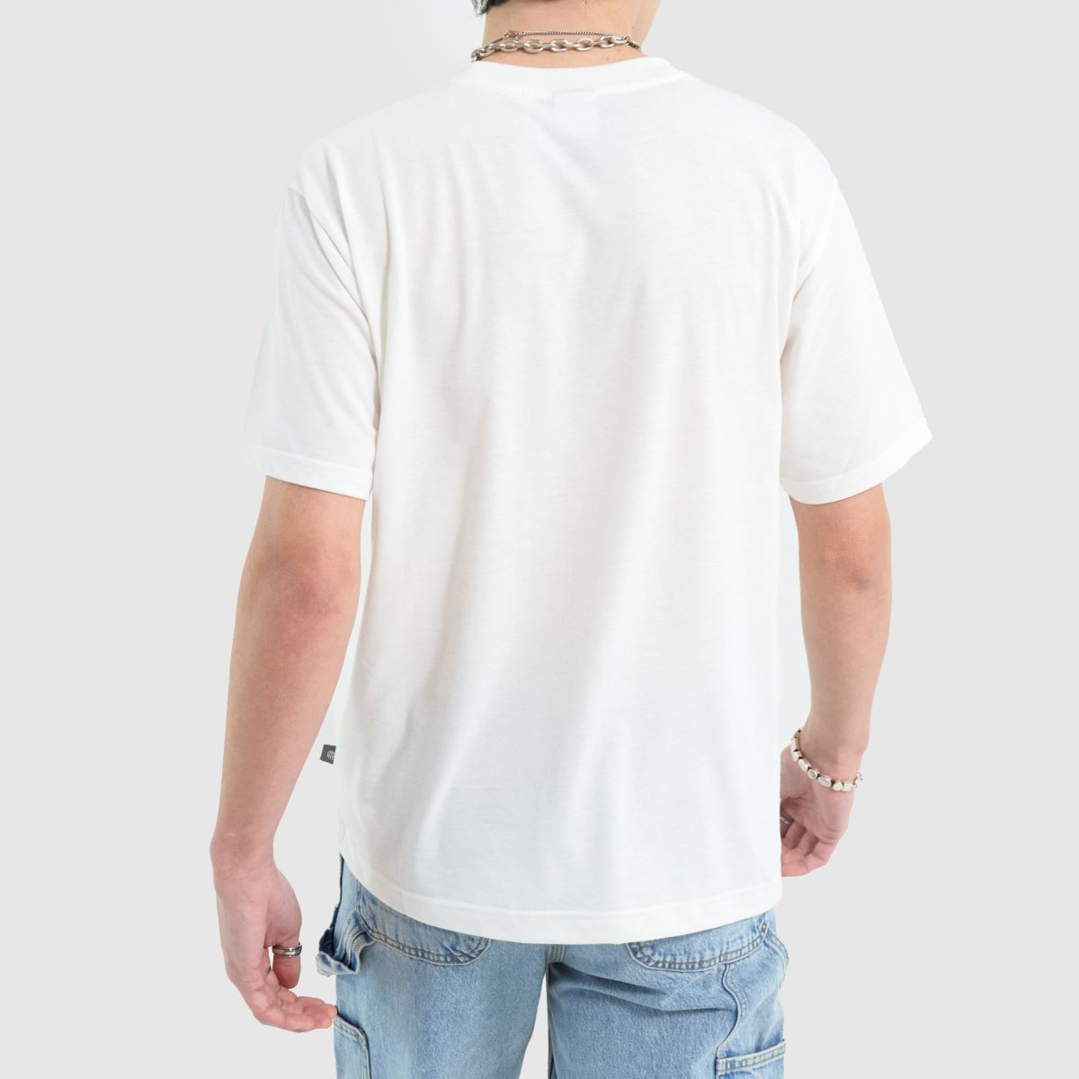 New Balance – Vit multifärgad t-shirt med basketmotiv