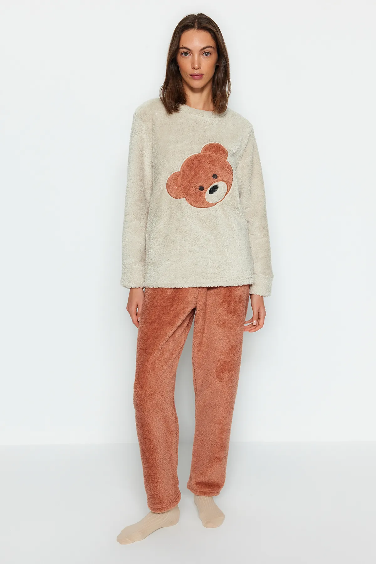 Trendyol Collection  Ecrufarbenes Wellsoft-Pyjama-Set aus T-Shirt und Hose mit Teddybär-Motiv THMAW24PT00188