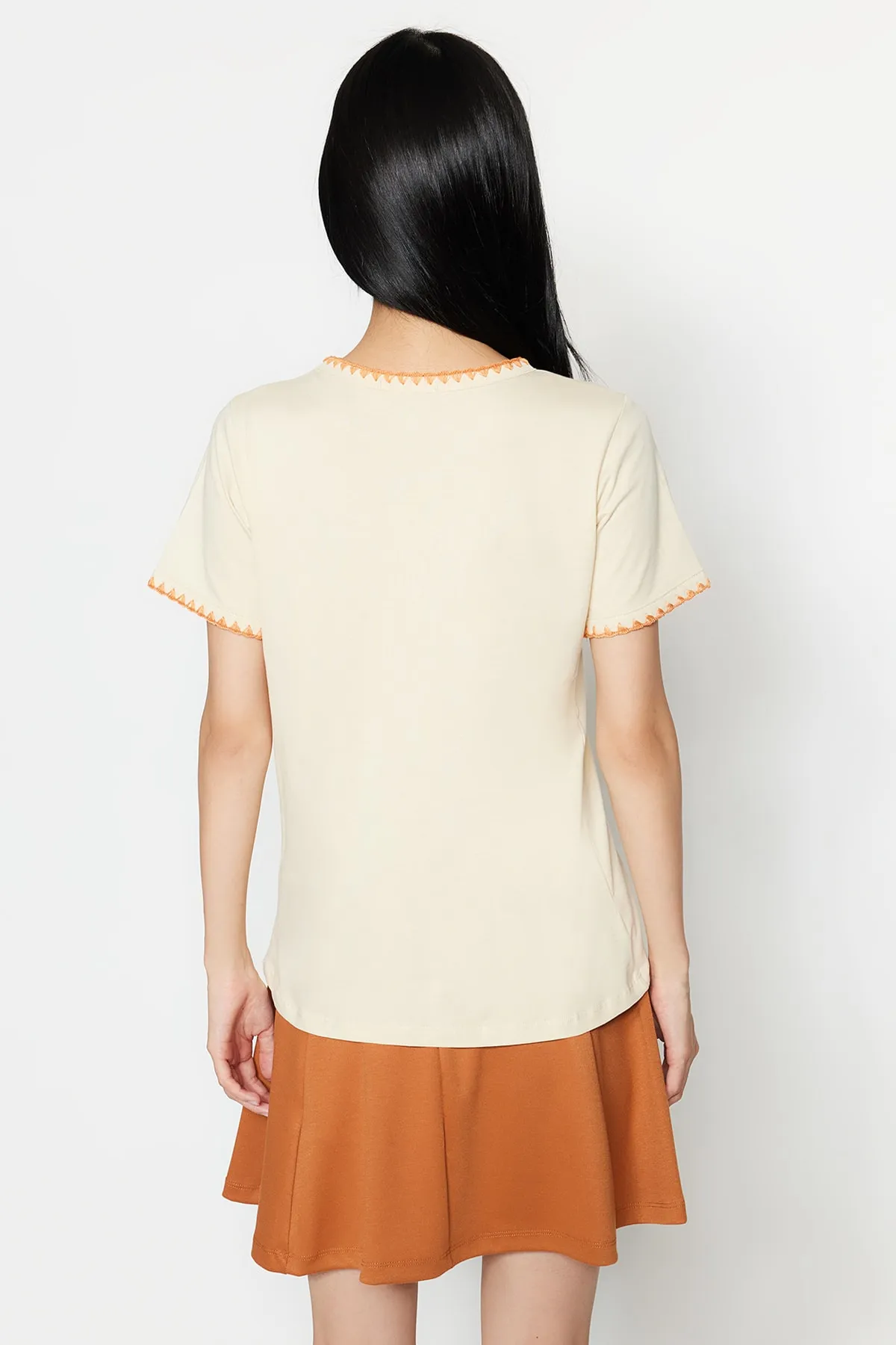 Trendyol Collection  Stone Basic-Strick-T-Shirt aus 100 % Baumwolle mit Rundhalsausschnitt und Kontrastnaht-Detail TWOSS19AD0085