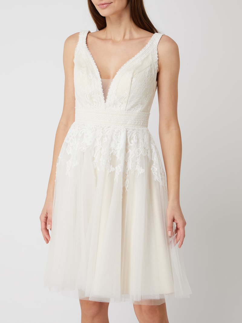 Brautkleid mit floralen Stickereien in ecru