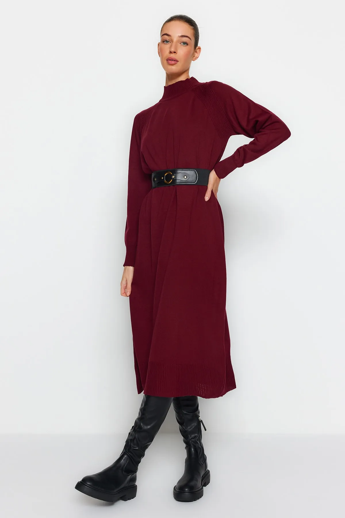 Trendyol Modest  Pflaumenfarbenes Strickkleid aus Kunstleder mit Gürtel und Stehkragen TCTAW24EB00030