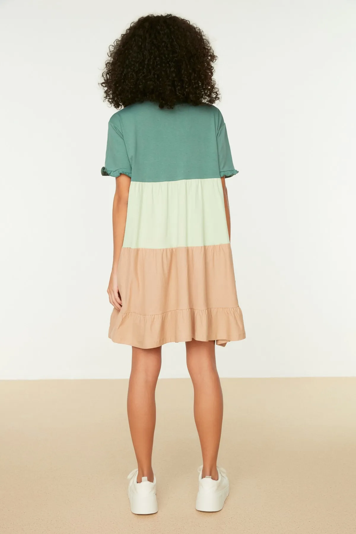 Trendyol Collection  Grünes, einfarbiges Mini-Strickkleid aus 100 % Baumwolle in Blockfarben TWOSS20EL1638
