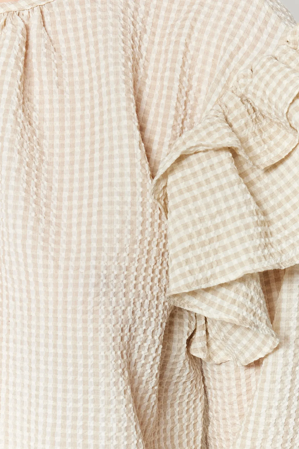 Trendyol Modest  Beigefarbene Seersucker-Gingham-Tunika mit Ärmeln und Schwungradgewebe TCTSS23UK00014