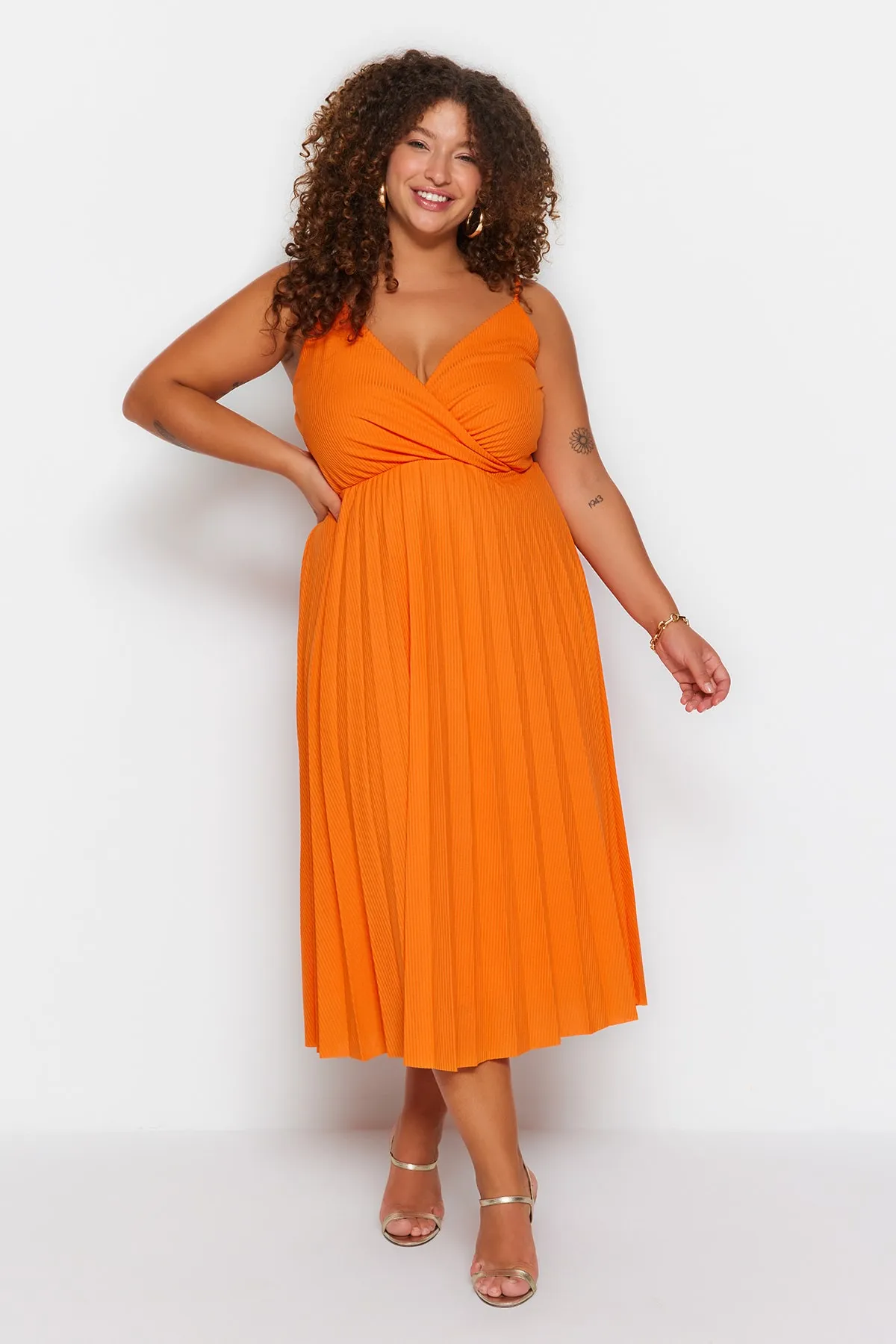 Trendyol Curve  Orangefarbenes zweireihiges Strickkleid mit Kragen und Trägern TBSSS22EL1565