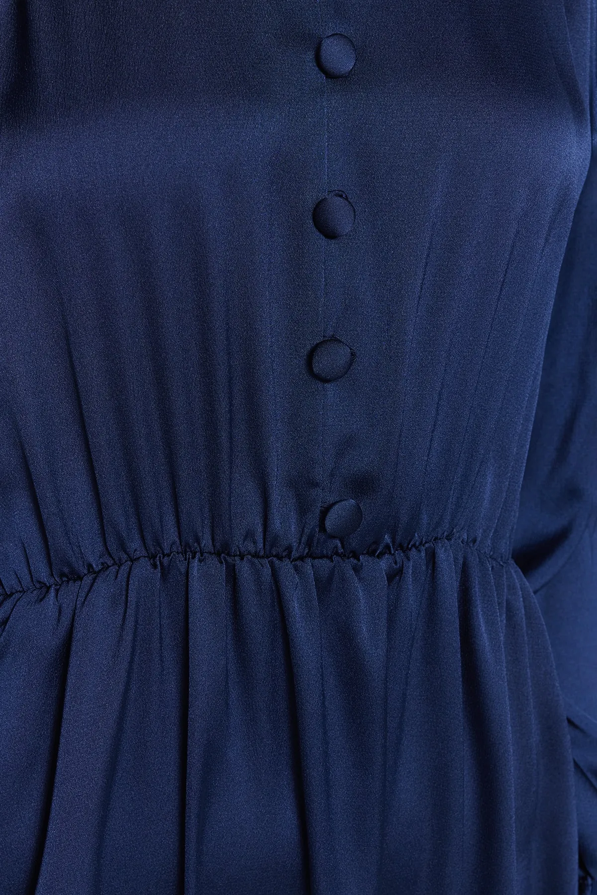 Trendyol Modest  Indigo Brit Detailliertes Satingewebe-Abendkleid TCTSS22EB0090