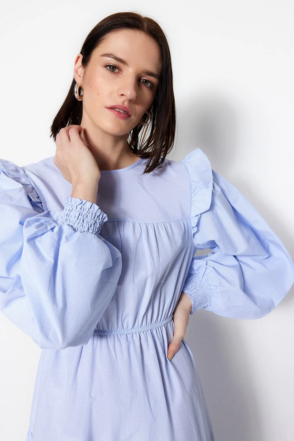 Trendyol Modest  Blaues, gestreiftes, gewebtes Kleid mit Rüschen an den Schultern und Manschetten TCTSS23EB00019