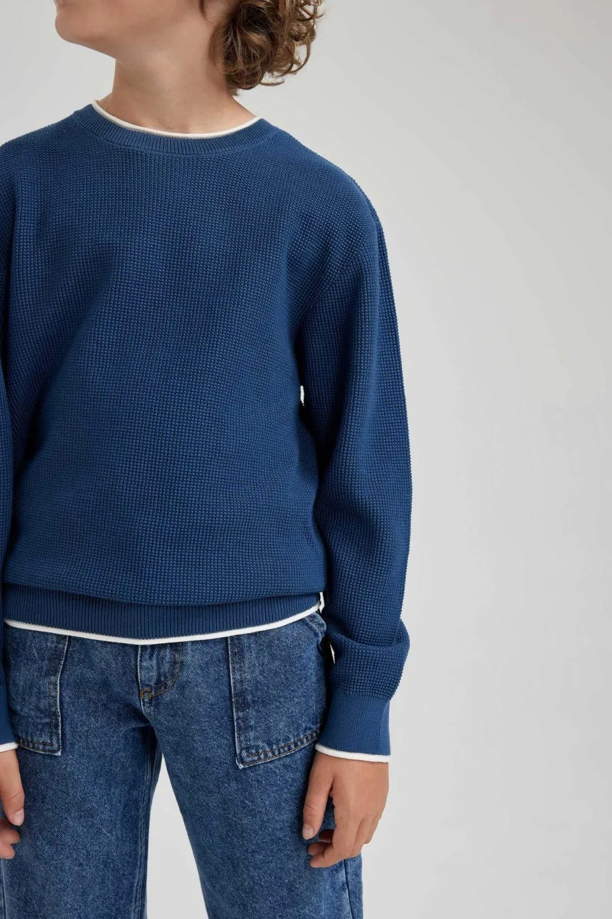 DeFacto  Strickpullover für Jungen mit normaler Passform und Rundhalsausschnitt