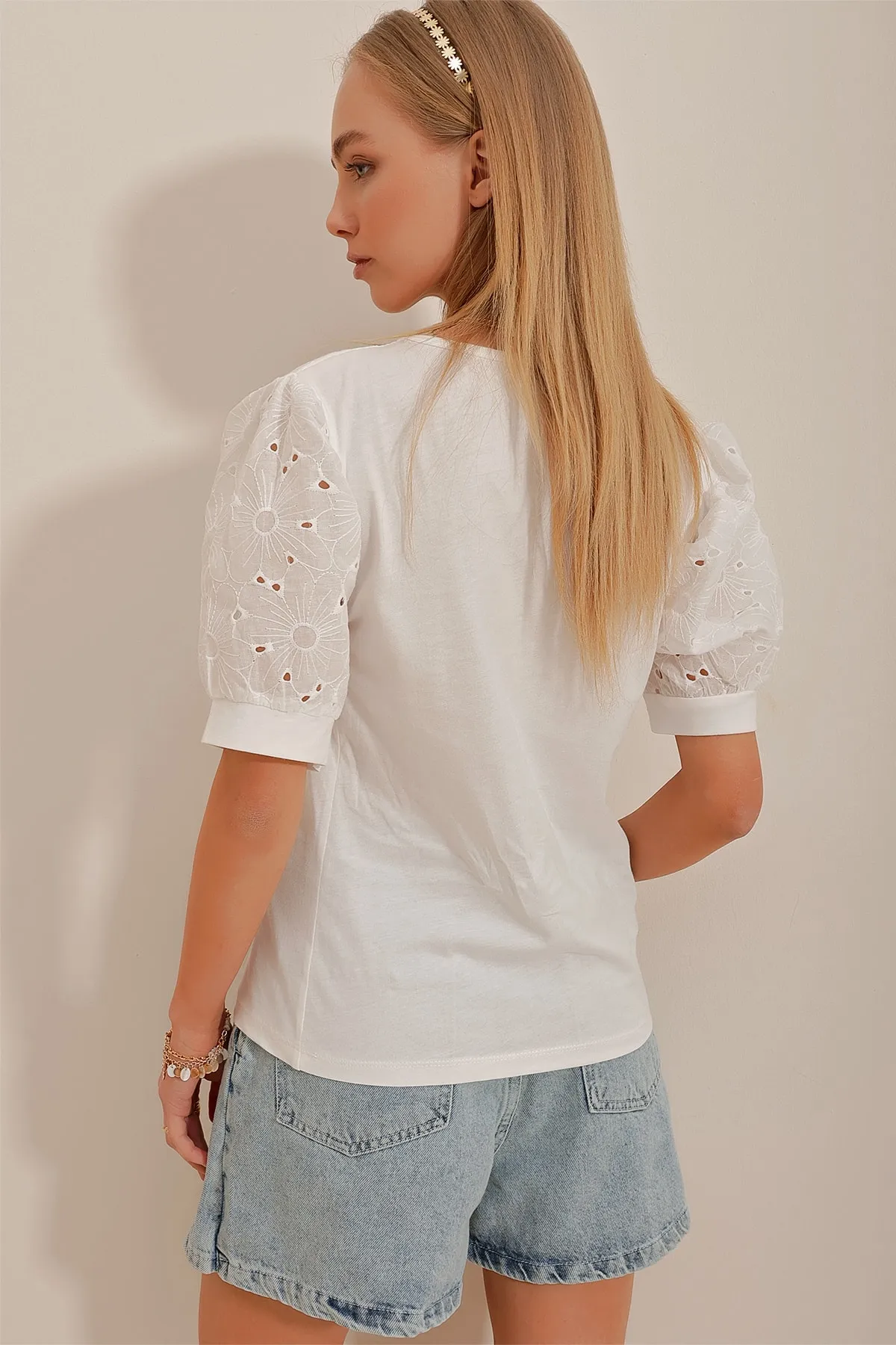 Trend Alaçatı Stili  Weiße Damenbluse mit Rundhalsausschnitt und Muscheldetails, ALC-X10372