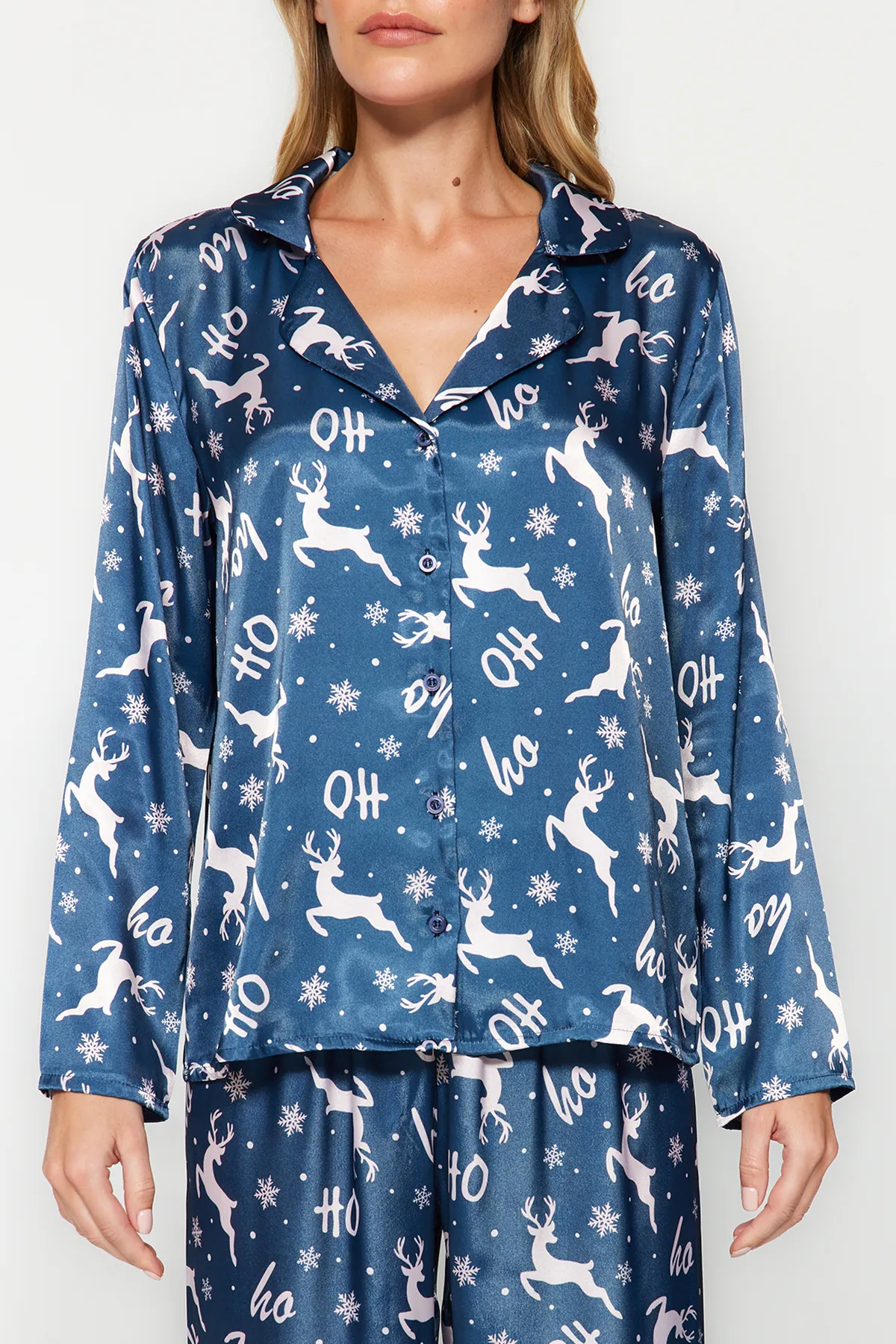 Trendyol Collection  Marineblau-mehrfarbiges, gewebtes Pyjama-Set aus Hemd und Hose aus Satin mit Neujahrsmotiv THMAW24PT00037