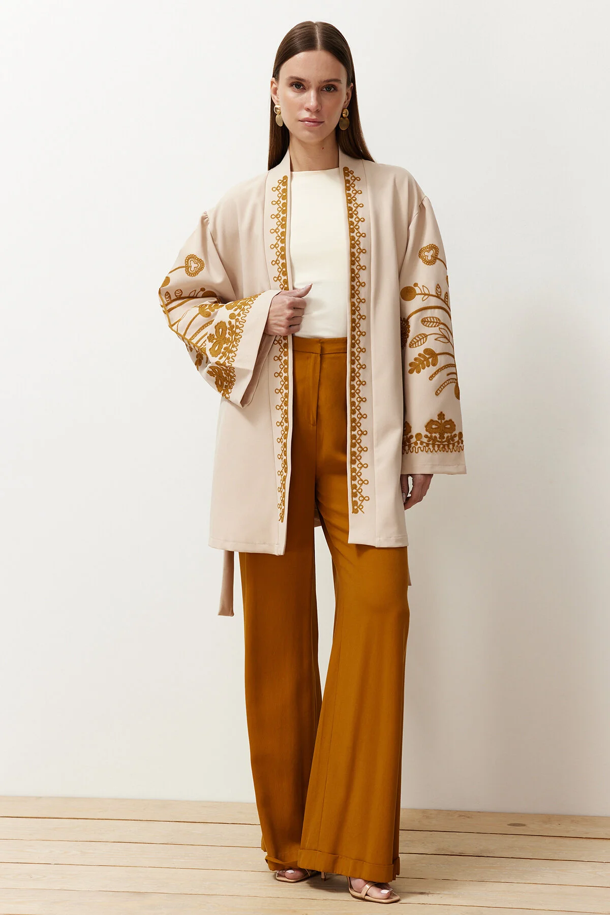Trendyol Modest  Beige-schwarz gewebte bestickte Tasse & Ferace & Kimono TCTSS24KF00018