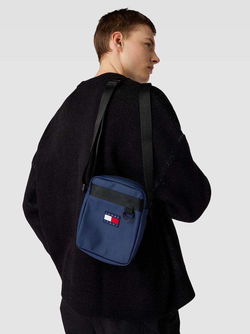 Handtasche mit Label-Patch in marineblau