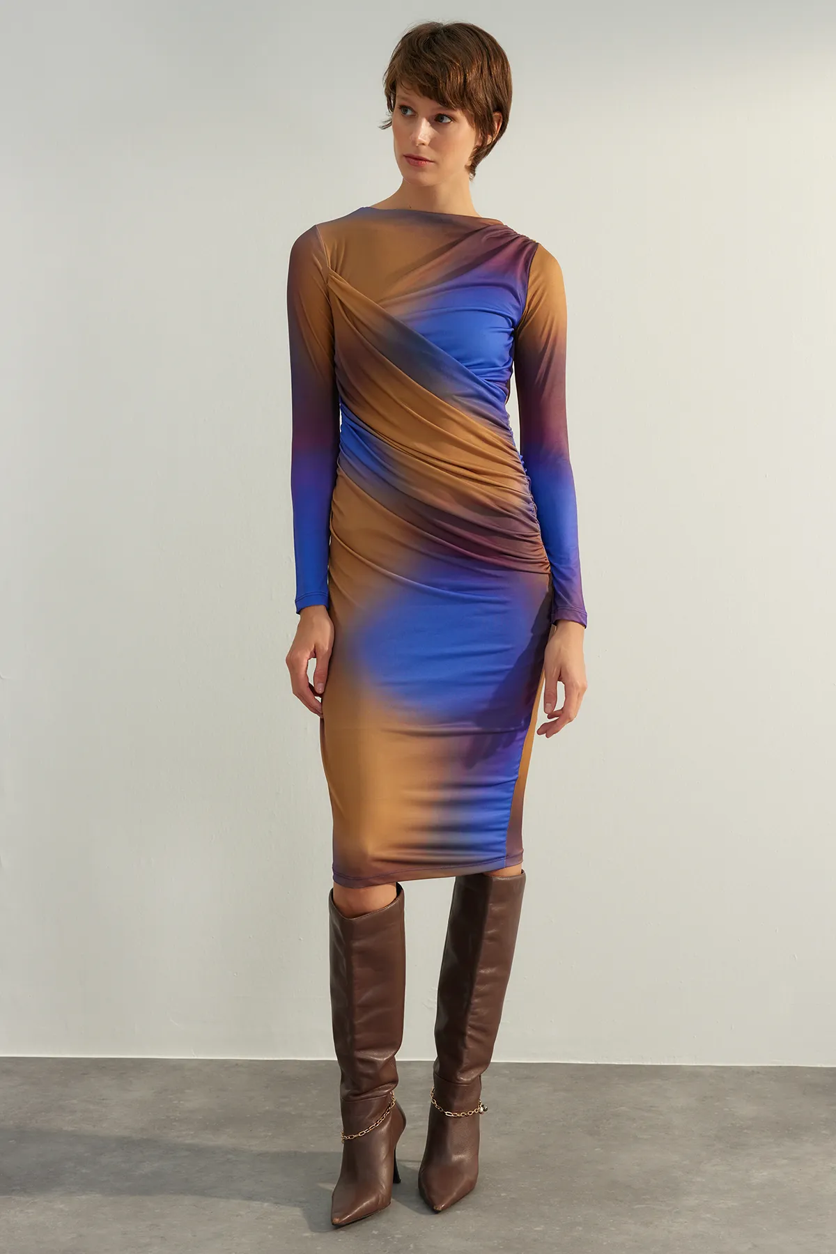 Trendyol Collection  Mehrfarbiges, tailliertes Maxi-Stretch-Strickkleid in limitierter Auflage TWOAW24EL00718