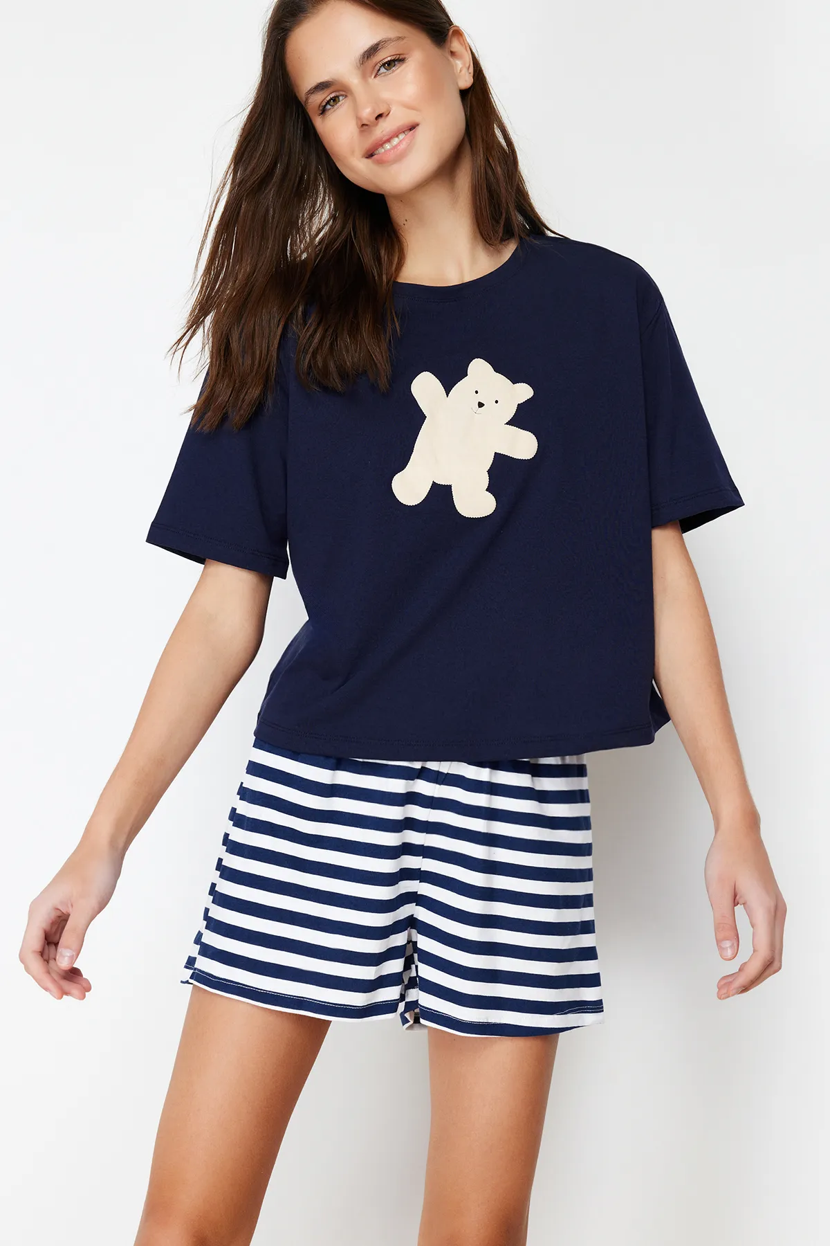Trendyol Collection  Marineblaues Strick-Pyjama-Set aus 100 % Baumwolle mit Teddybär-Aufdruck THMSS24PT00039