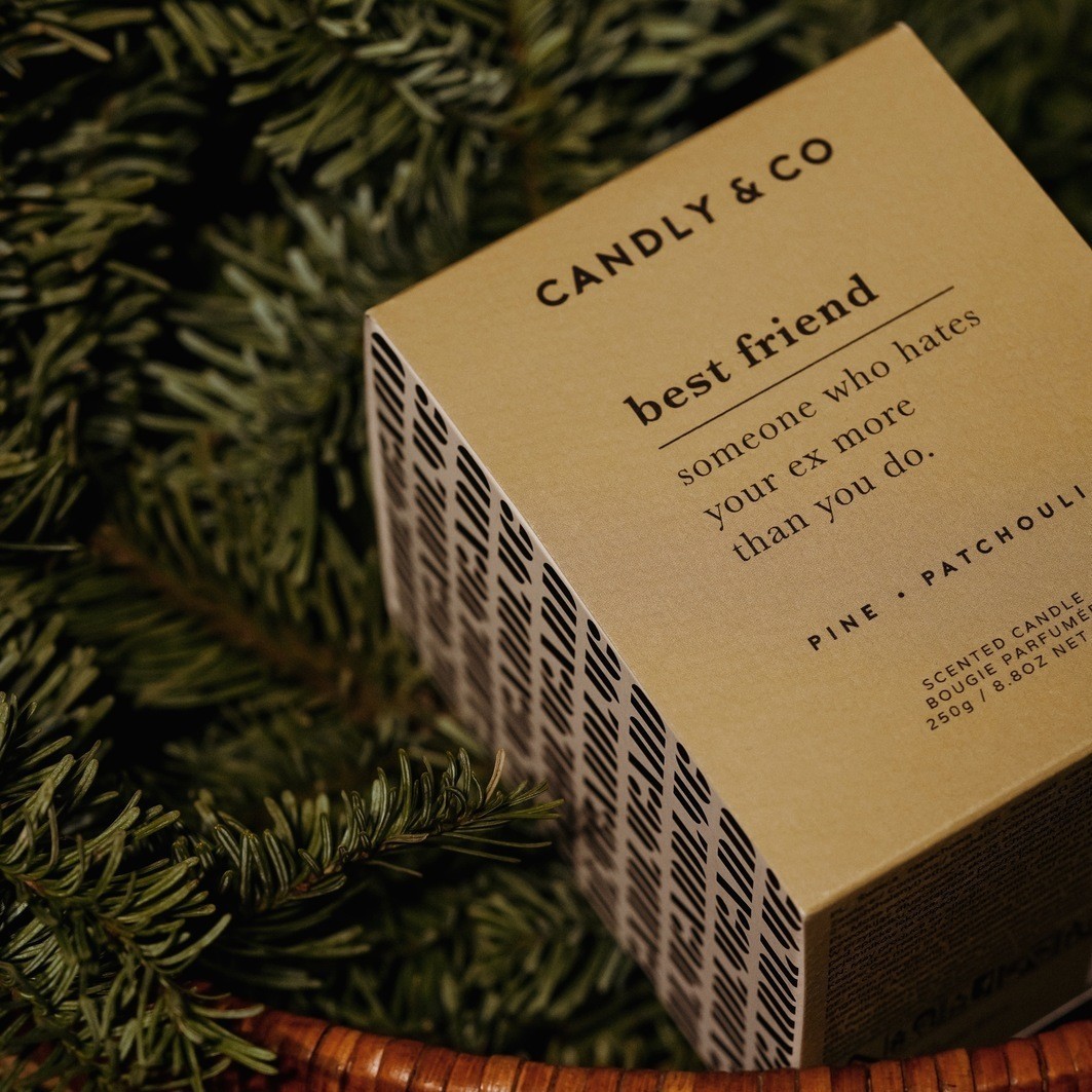 Candly&Co Bougie No.4 NAJLEPSZY PRZYJACIEL Ktoś, kto nienawidzi twojego byłego bardziej niż ty sam.